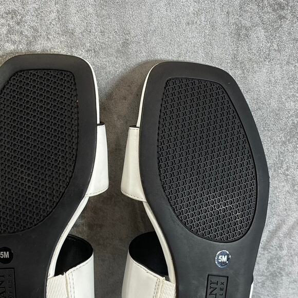 ALFANI Step N' Flex Women's White Baclinii Toe-Loop Cushioned Flat Slide Sandals - Picture 10 of 12